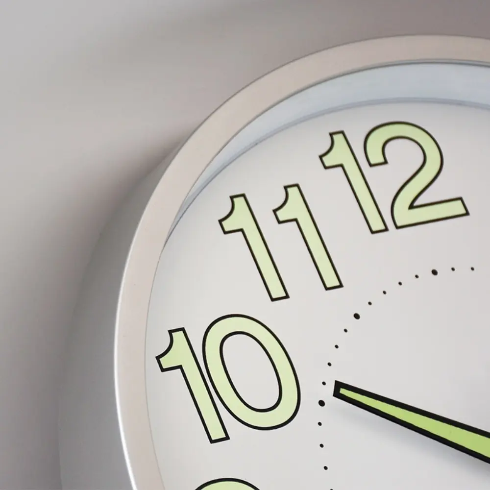 Creative 12inch Glow in The Dark Clock Non-Ticking Hanging Silent Quartz Clock Plastic Energy-Saving Digital Clock Living Room