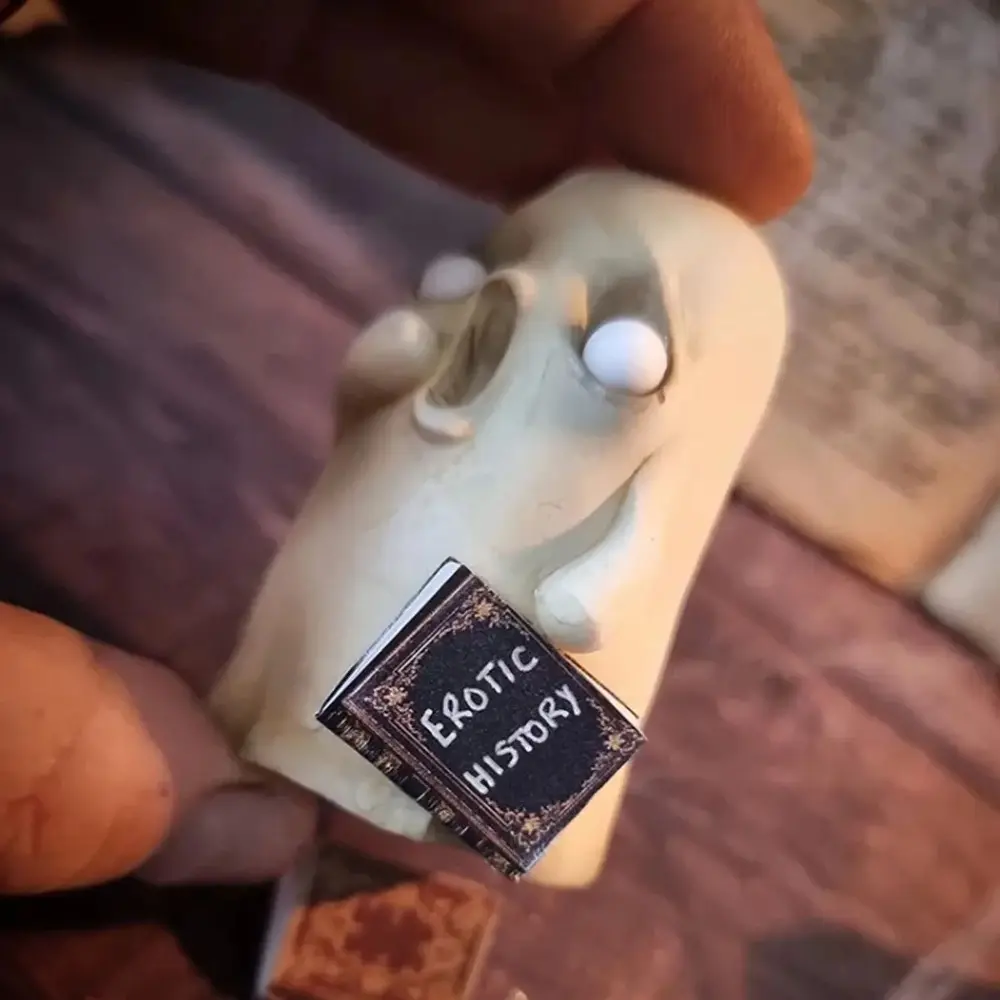 Desktop Ornament Resin Ghost Reading Ornament Creative Cute Halloween Ghost Figurine White Funny Ghost Statue Children Gift