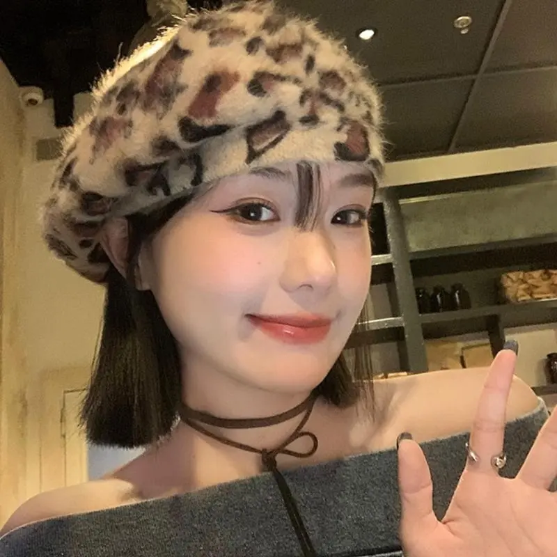 652F Retros Styles Leopards Pattern Soft Hat Comfortable Plush Hat for Stylish Ladies and Fashion Enthusiasts