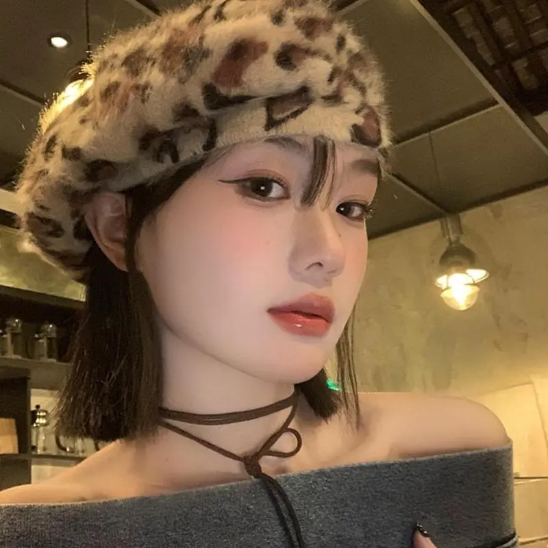 652F Retros Styles Leopards Pattern Soft Hat Comfortable Plush Hat for Stylish Ladies and Fashion Enthusiasts