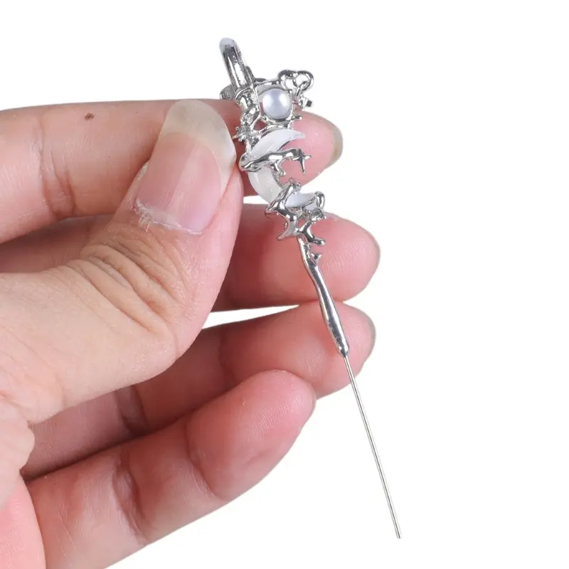 652F Star and Moon Diamond Earrings Simple Ear Wrap Crawler Hook Women Earring Piercing Ear Rings Fashionable Accessories