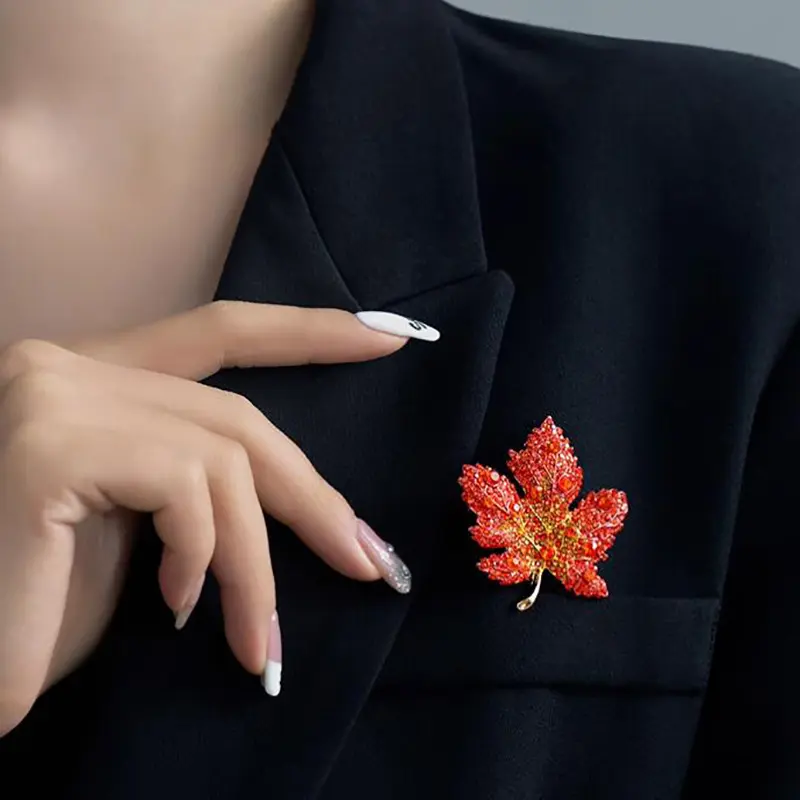Fashionable And Elegant Luxury Temperament Red Maple Leaf Brooch Ladies Wedding Costume Jewelry Party Accessories Gifts