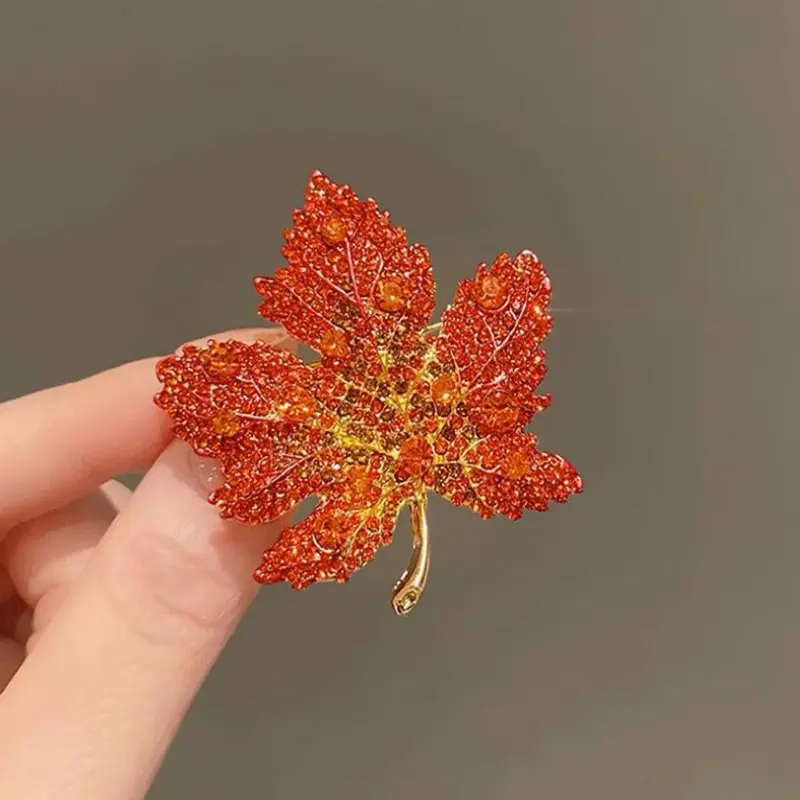 Fashionable And Elegant Luxury Temperament Red Maple Leaf Brooch Ladies Wedding Costume Jewelry Party Accessories Gifts