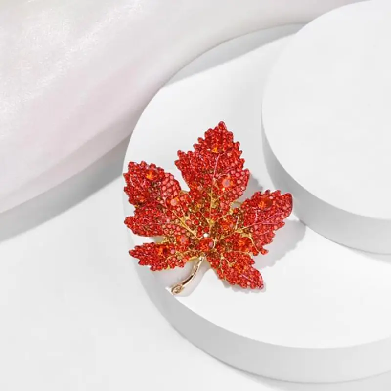 Fashionable And Elegant Luxury Temperament Red Maple Leaf Brooch Ladies Wedding Costume Jewelry Party Accessories Gifts