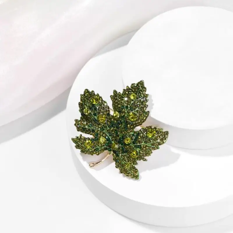 Fashionable And Elegant Luxury Temperament Red Maple Leaf Brooch Ladies Wedding Costume Jewelry Party Accessories Gifts