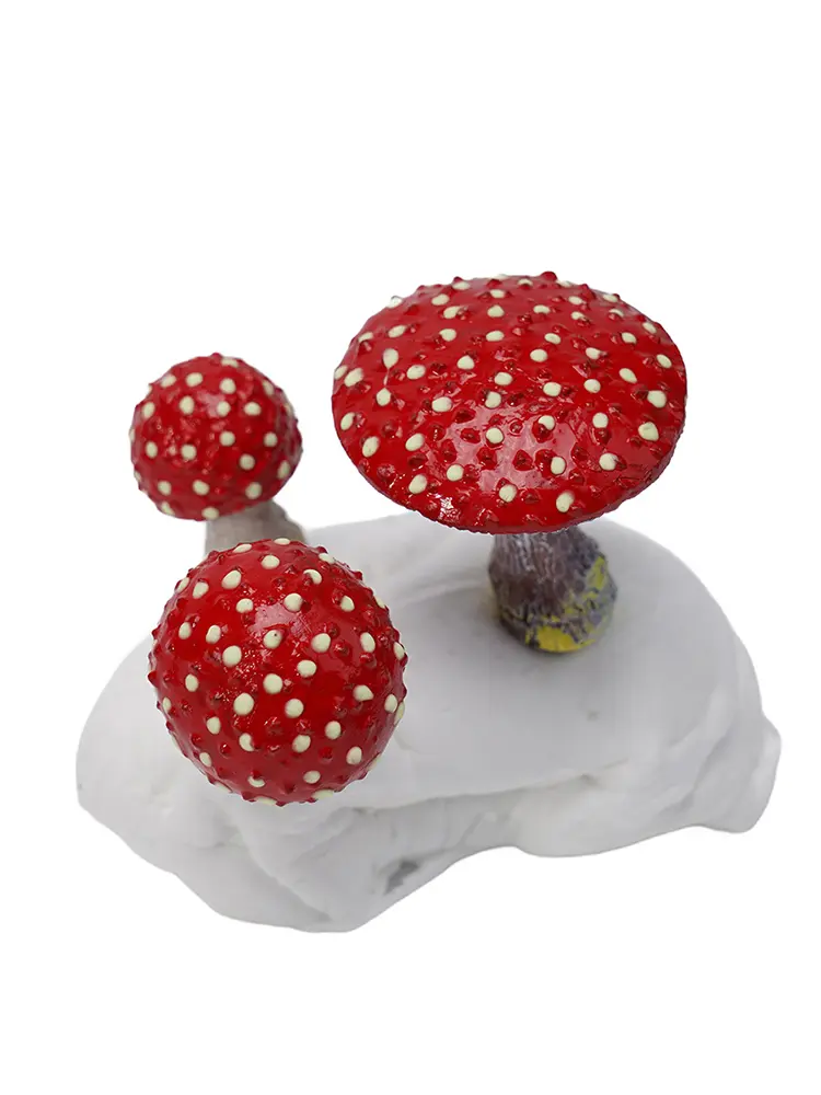 High Quality New 2022 Mushroom Outdoor Statues Decorations Ornaments Realistic Resin Three Toadstool Fungi Garden