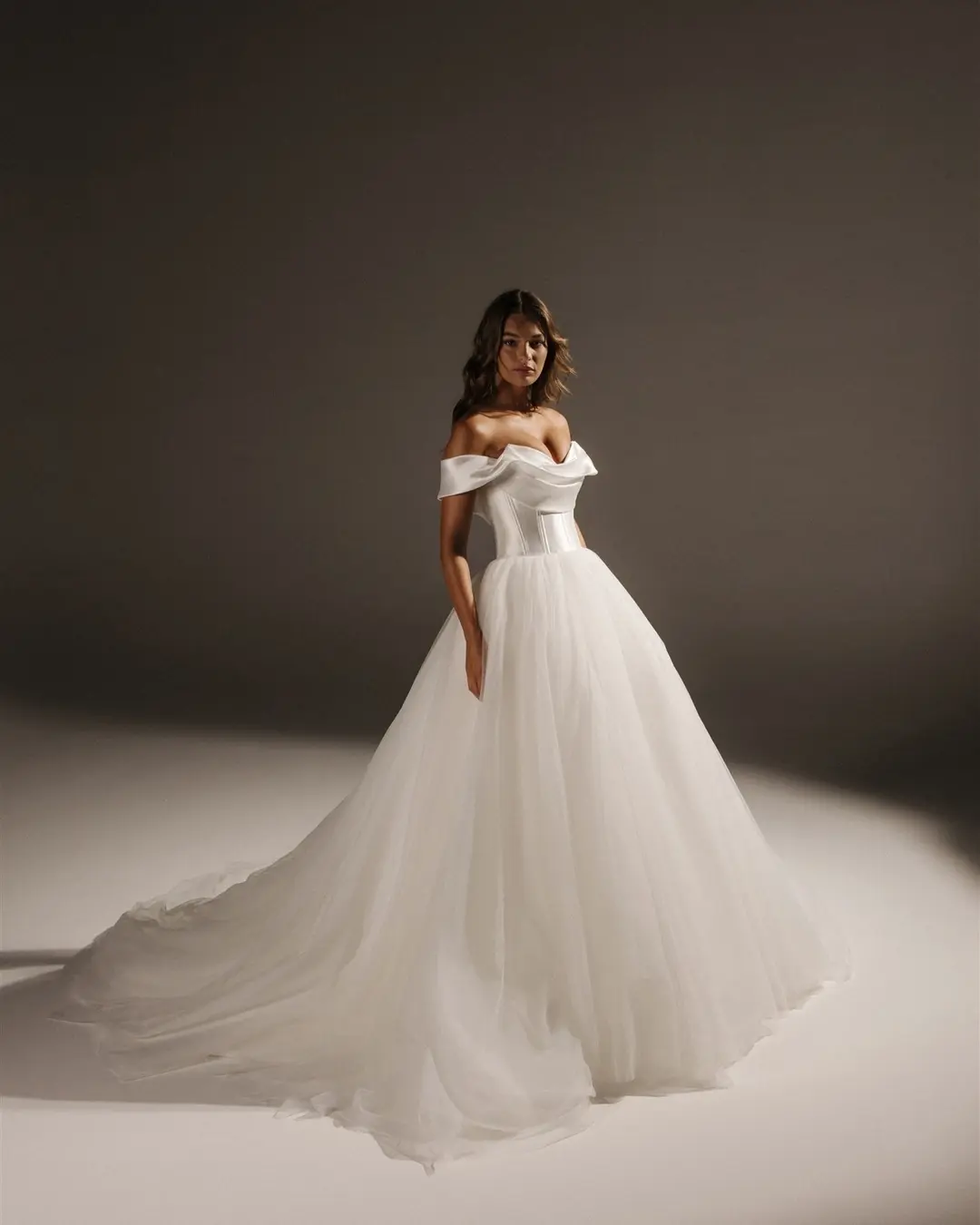 Women's Tulle Skirt High Waist A Line Long Skirt for Wedding Party White Tulle Fabric Skirt with Train for Bridal Dress