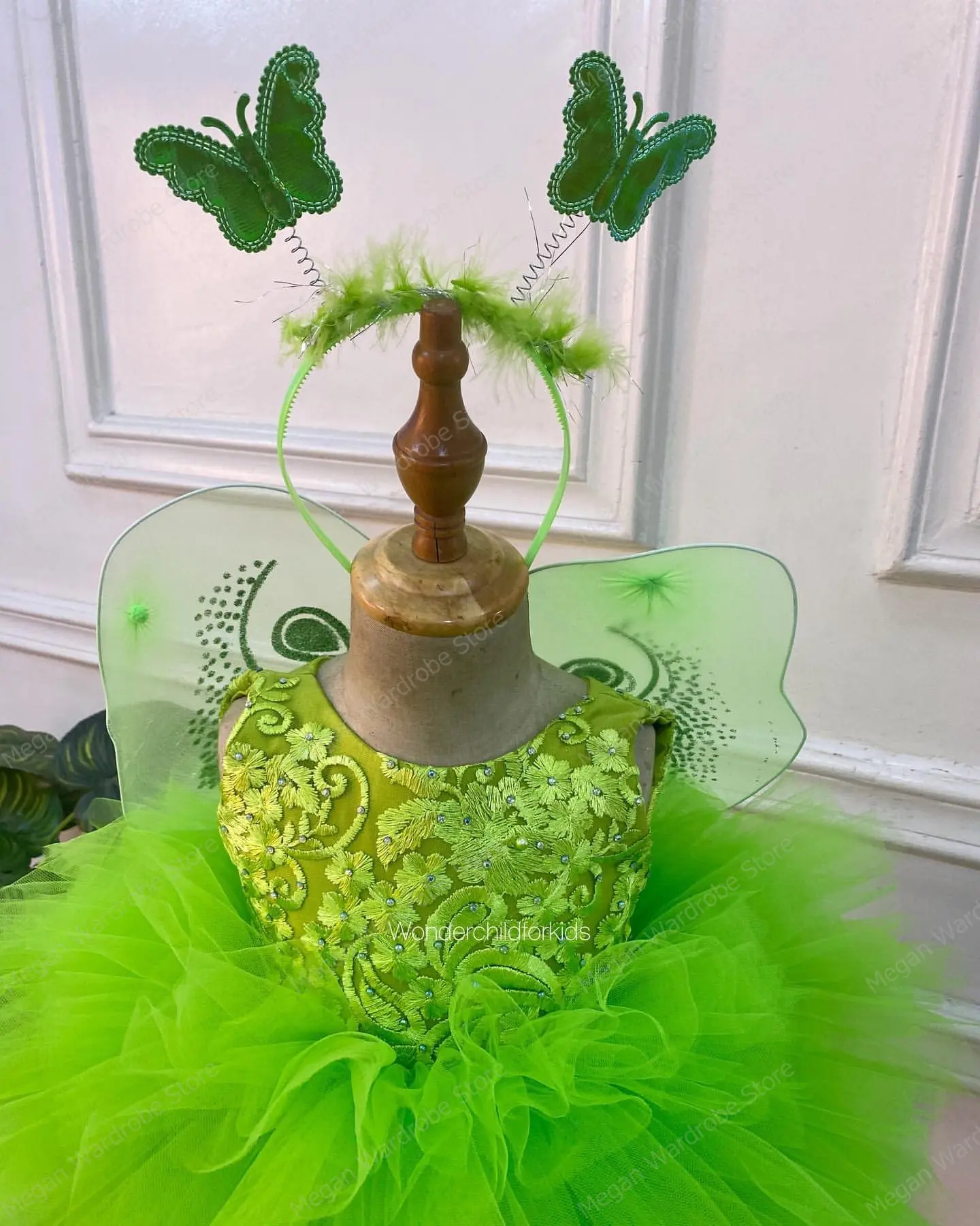2023 Lovely Neon Green Litter Girls Ruffled Tulle Dress With Butterfly Wings O Neck Beaded Appliques Short Party Dresses Kids