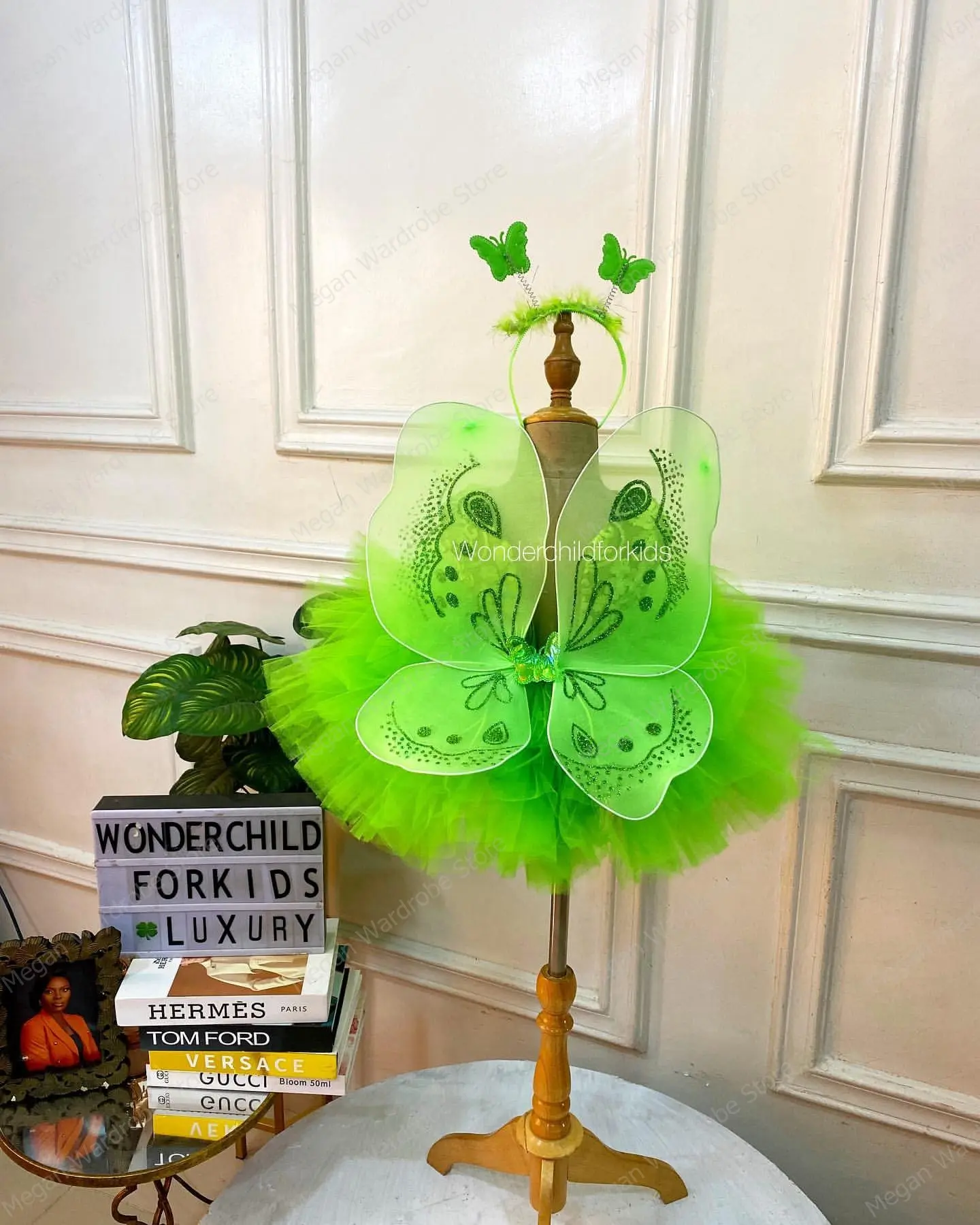 2023 Lovely Neon Green Litter Girls Ruffled Tulle Dress With Butterfly Wings O Neck Beaded Appliques Short Party Dresses Kids