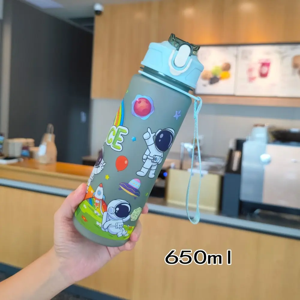 Random Cartoon Astronaut Plastic Space Cup Portable Rope Sippy Cup Student Water Cup with Latch