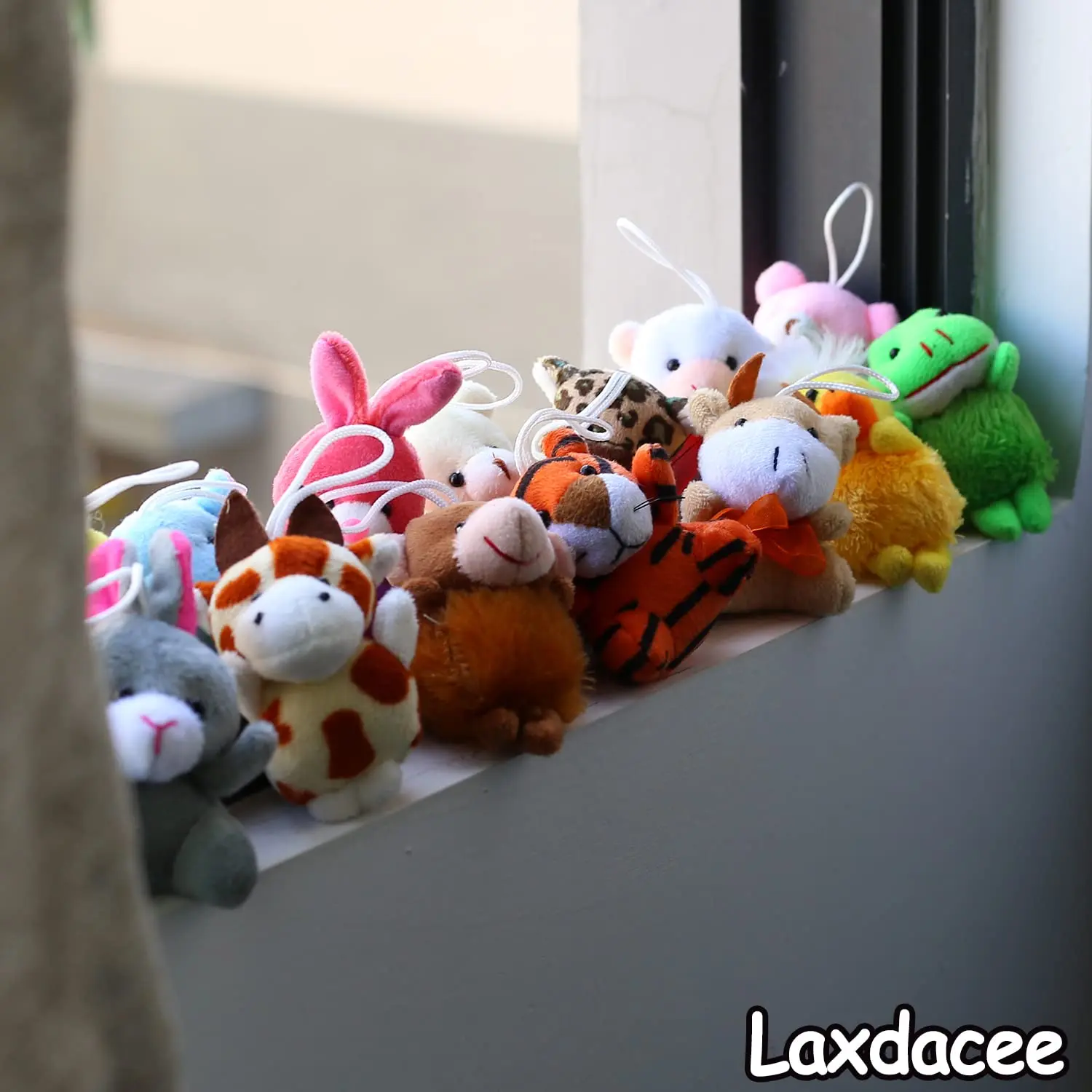 32 Piece Mini Plush Animal Toy Set, Cute Small Animals Plush Keychain Decoration for Themed Parties, Kindergarten Gift, Teacher