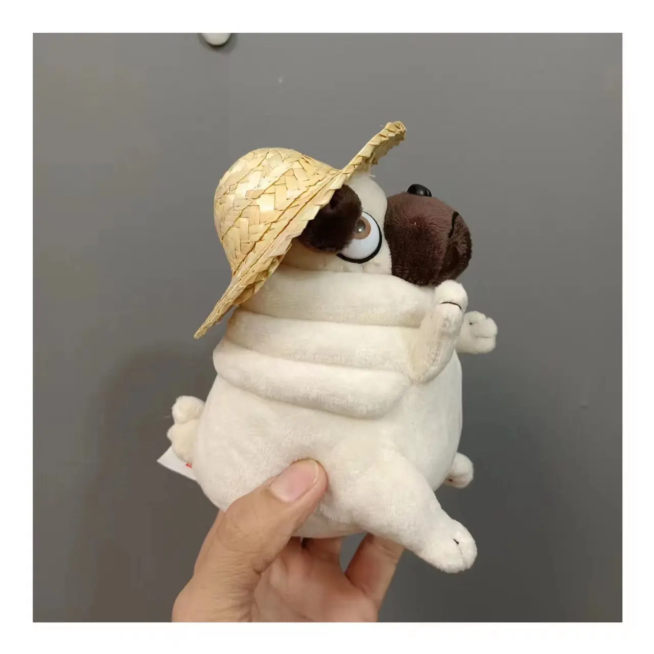 Straw Hat Pug Plush Keychain - Cute Stuffed Dog Charm for Beach Vacations, Summer Gift & Daily Bag/Car Decor