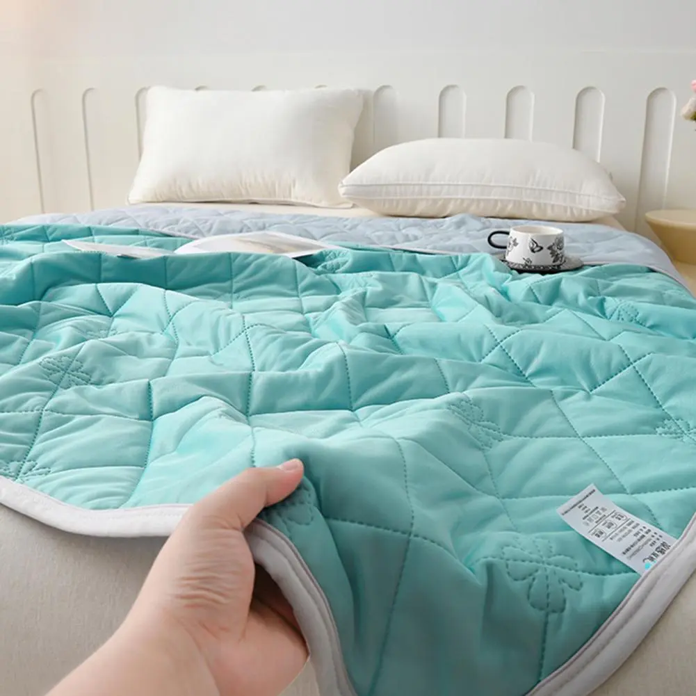 Compact Blanket Technology Quilt for Summer Lightweight Design for Refreshing Sleep Easy Care Solution for Hot Nights