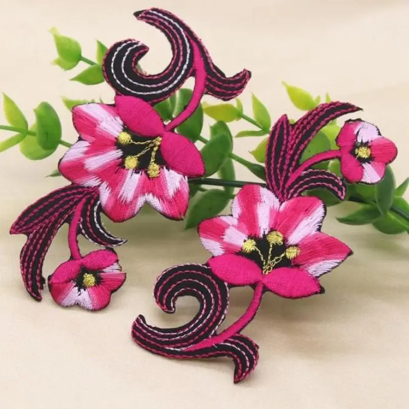 1 Pair of Embroidered Decals With Venetian Pattern Lace Edging DIY Women's Dress Decoration 9.7 * 4.6cm