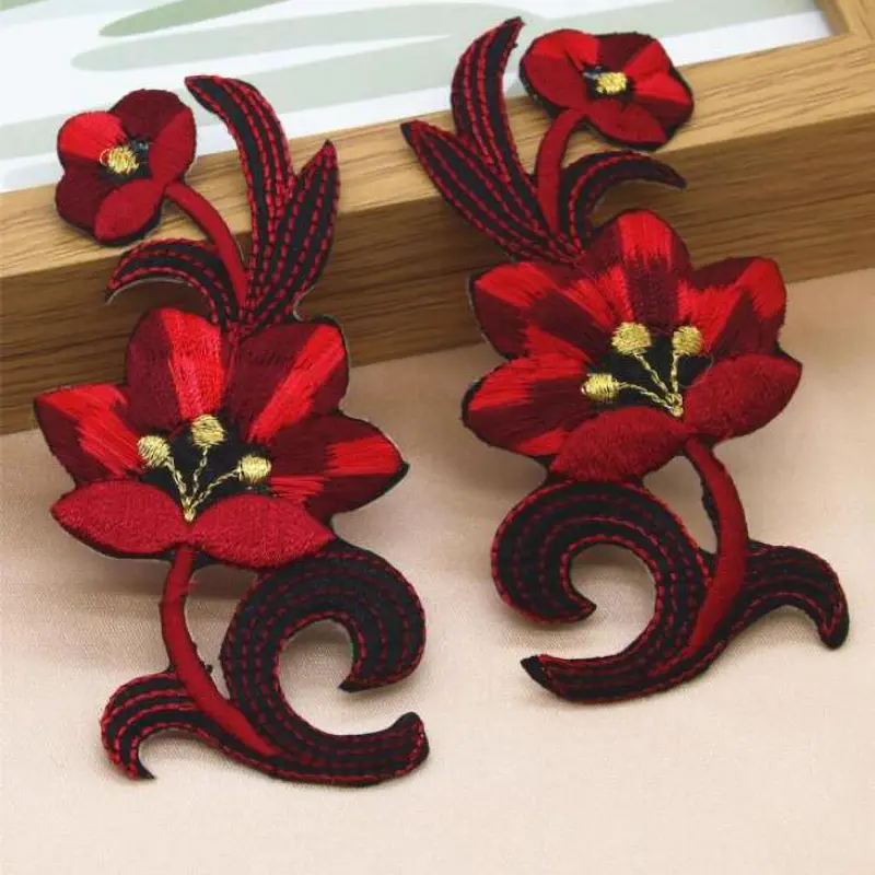 1 Pair of Embroidered Decals With Venetian Pattern Lace Edging DIY Women's Dress Decoration 9.7 * 4.6cm