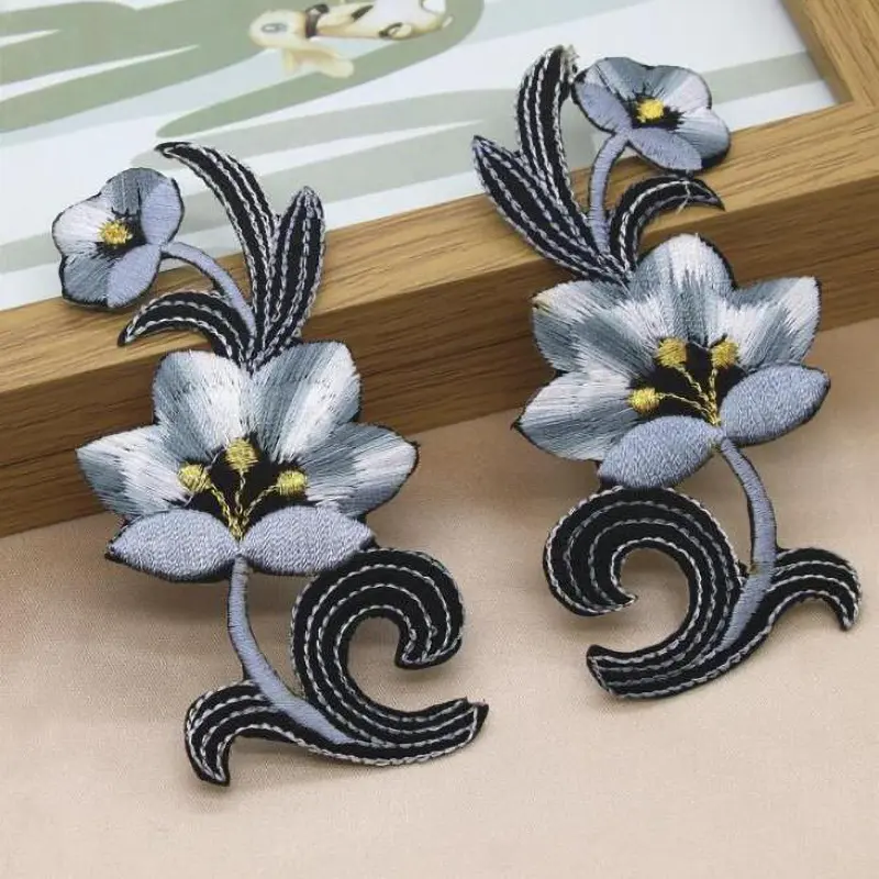 1 Pair of Embroidered Decals With Venetian Pattern Lace Edging DIY Women's Dress Decoration 9.7 * 4.6cm