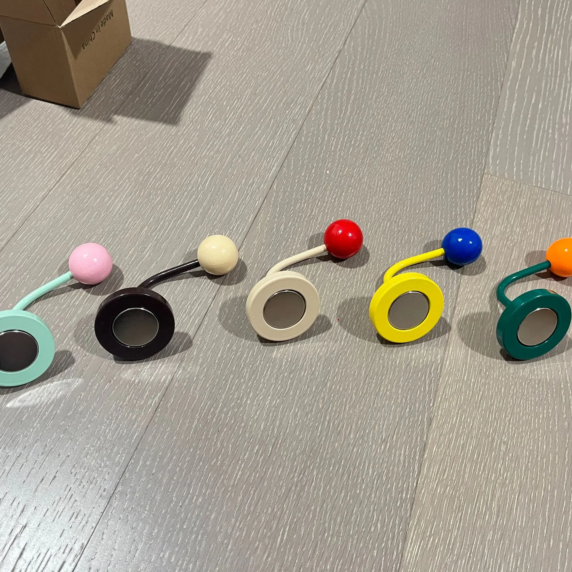 Non perforated magnetic hook for bathroom and kitchen, strong and seamless magnetic suction hook for refrigerator