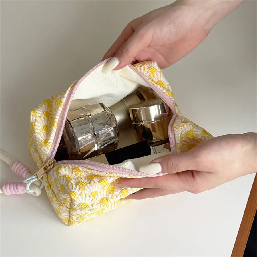 Fashion Flower Quilted Makeup Storage Bag Portable Travel Organizer Cosmetic Toiletry Pouch Cute Make Up Handbag Floral Bags