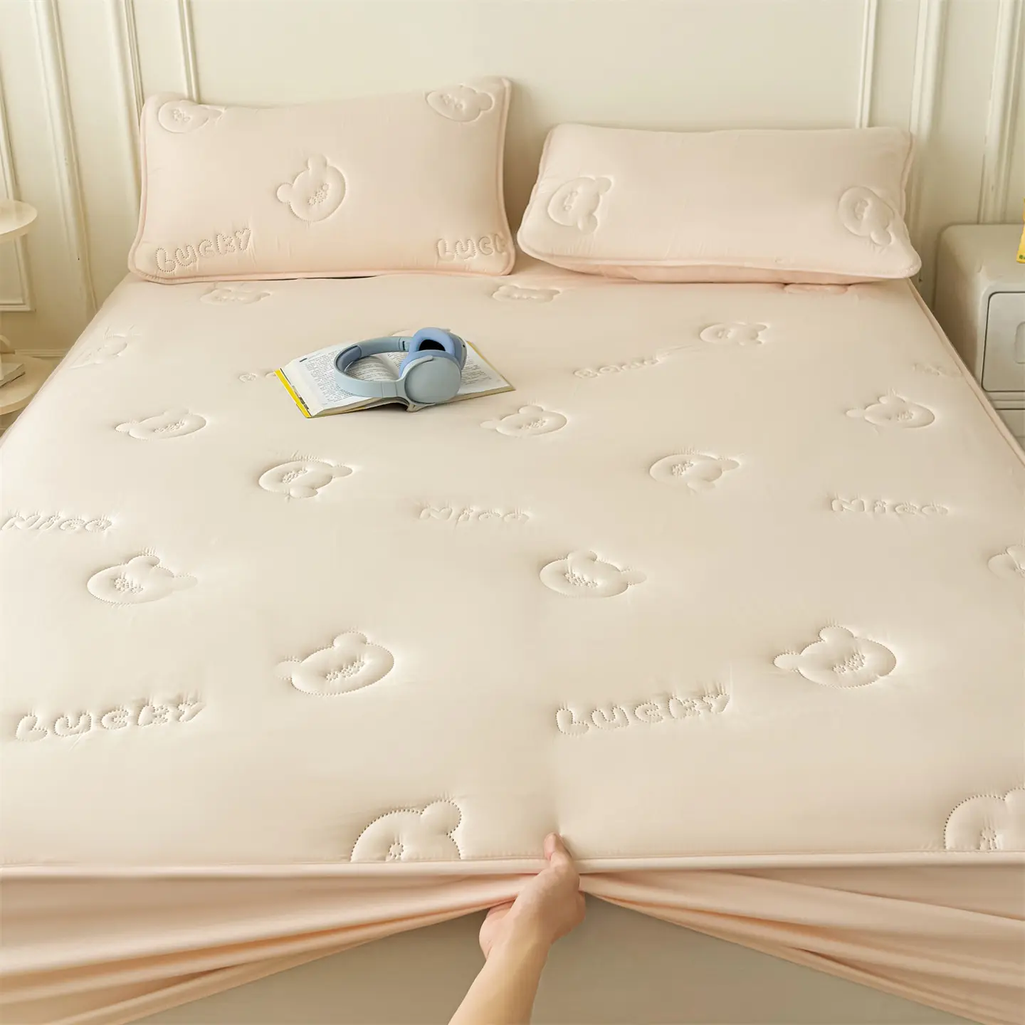 Waterproof Mattress Cover Embroidered Bedspread Non-slip Bed Cover Single/Double/Queen Size Bed Linen 매트리스 커버 (No Pillowcase)