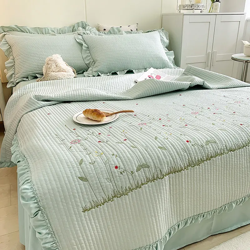 Fresh Flower Embroidered Summer Blanket 3/1 Pcs Ruffled Quilted Summer Quilt Set Machine Washable Lightweight Comforter Duvet