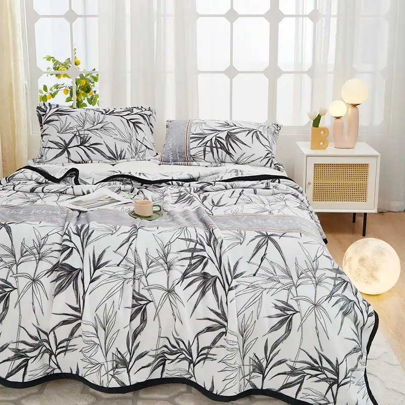 Warm and Cozy Autumn Warm Sleeping Blanket or Bed Sheet Skin Friendly Blanket Anti Pilling Blanket New Flannel Blanke Blanket