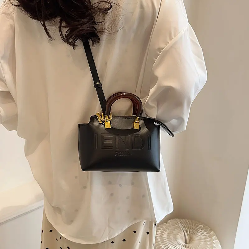 2024 New Popular Women's Large Capacity Fashionable Crossbody Bag Niche High-end Trendy Hand-held Pillow Bag