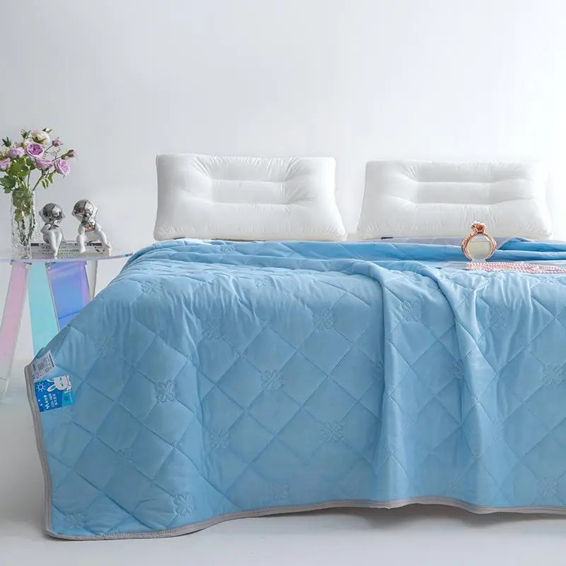 1Pc Ice Cream Summer Thin Quilt, Cool Silk Solid Color Lightweight Air-Conditioned Blanket, Washable Summer Quilt