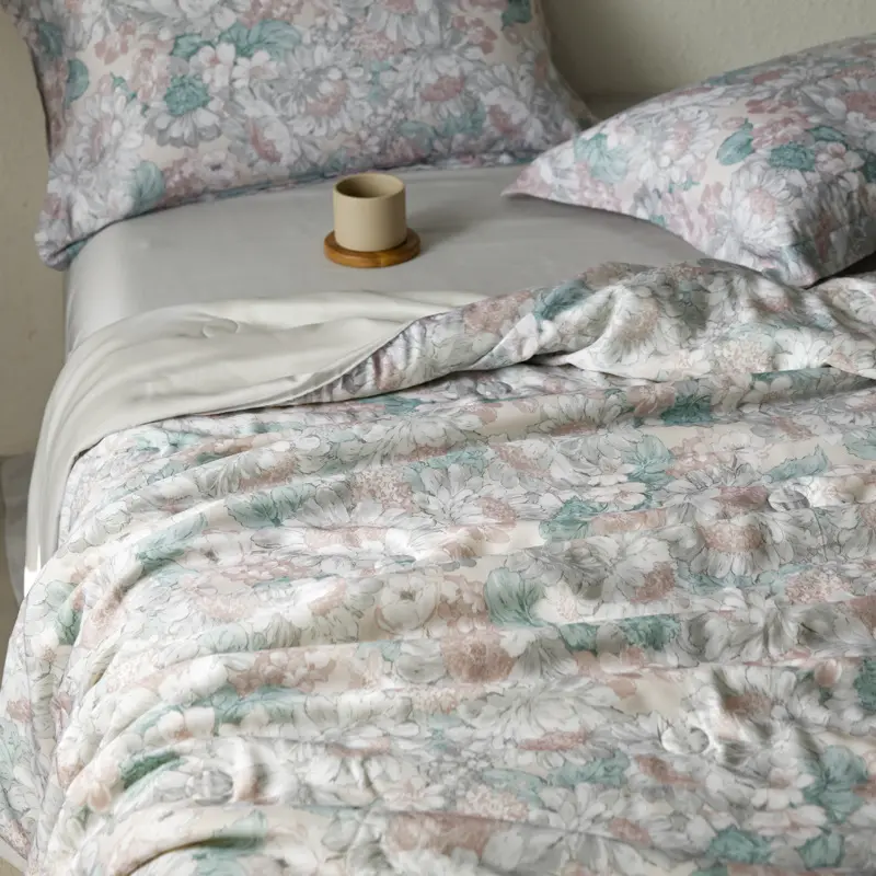 Summer Quilt Comfortable and Breathable Quilts Top Quality Ultra Soft Floral Comforter