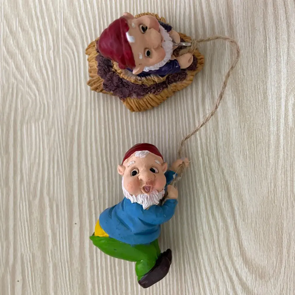 Gnome Tree Hugger Ornament Resin Mini Gnome Tree Sculpture Creative Climbing Gnome Statue Funny for Garden Decoration