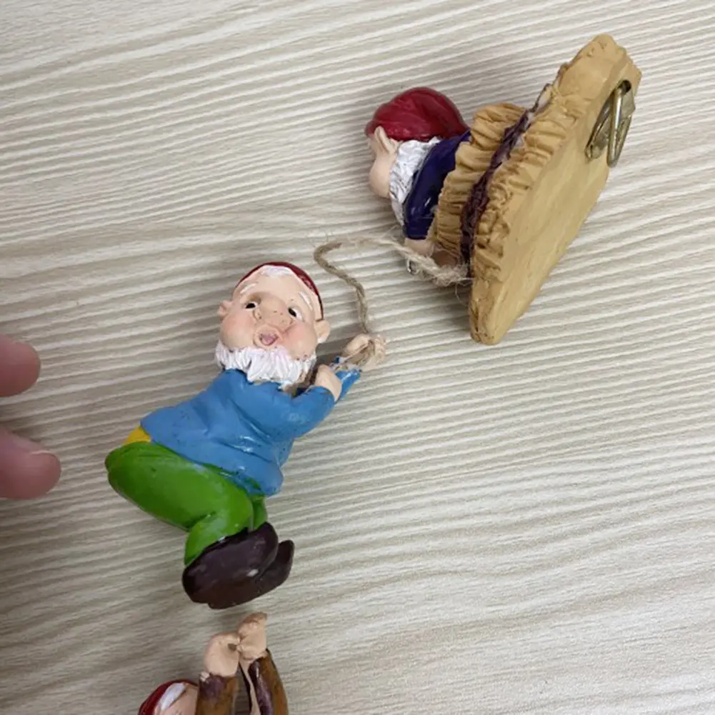 Gnome Tree Hugger Ornament Resin Mini Gnome Tree Sculpture Creative Climbing Gnome Statue Funny for Garden Decoration