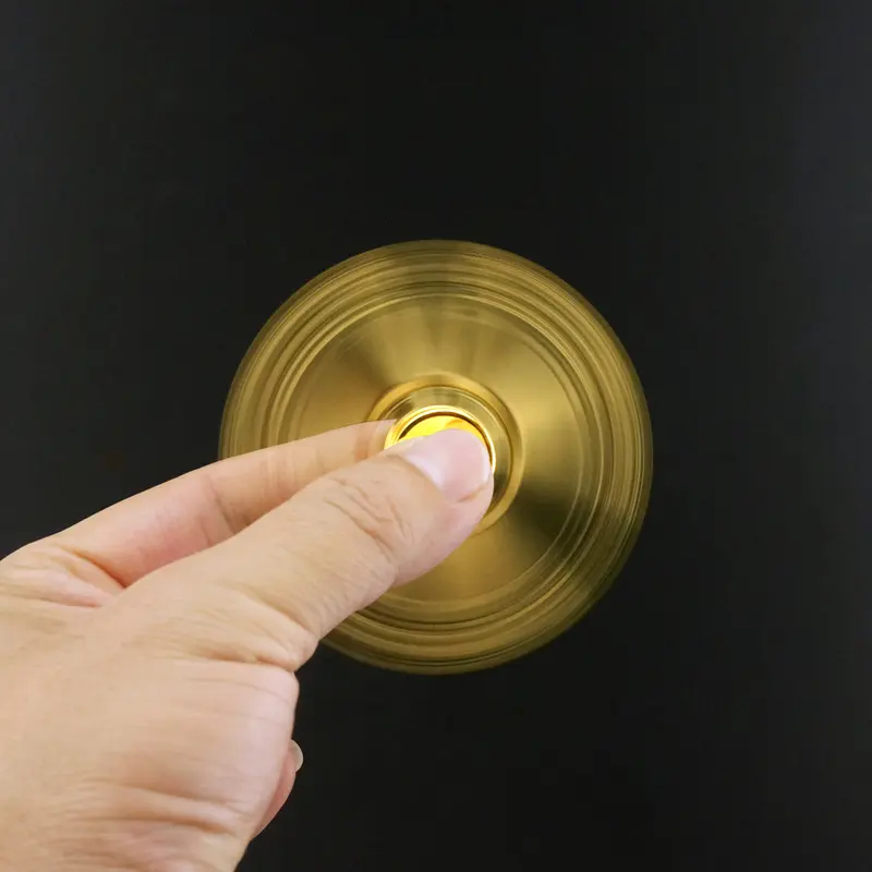 This is a metal fingertip gyro rotator, silent bearing hand cranked rotator, fingertip gyro anti anxiety children's adult toy