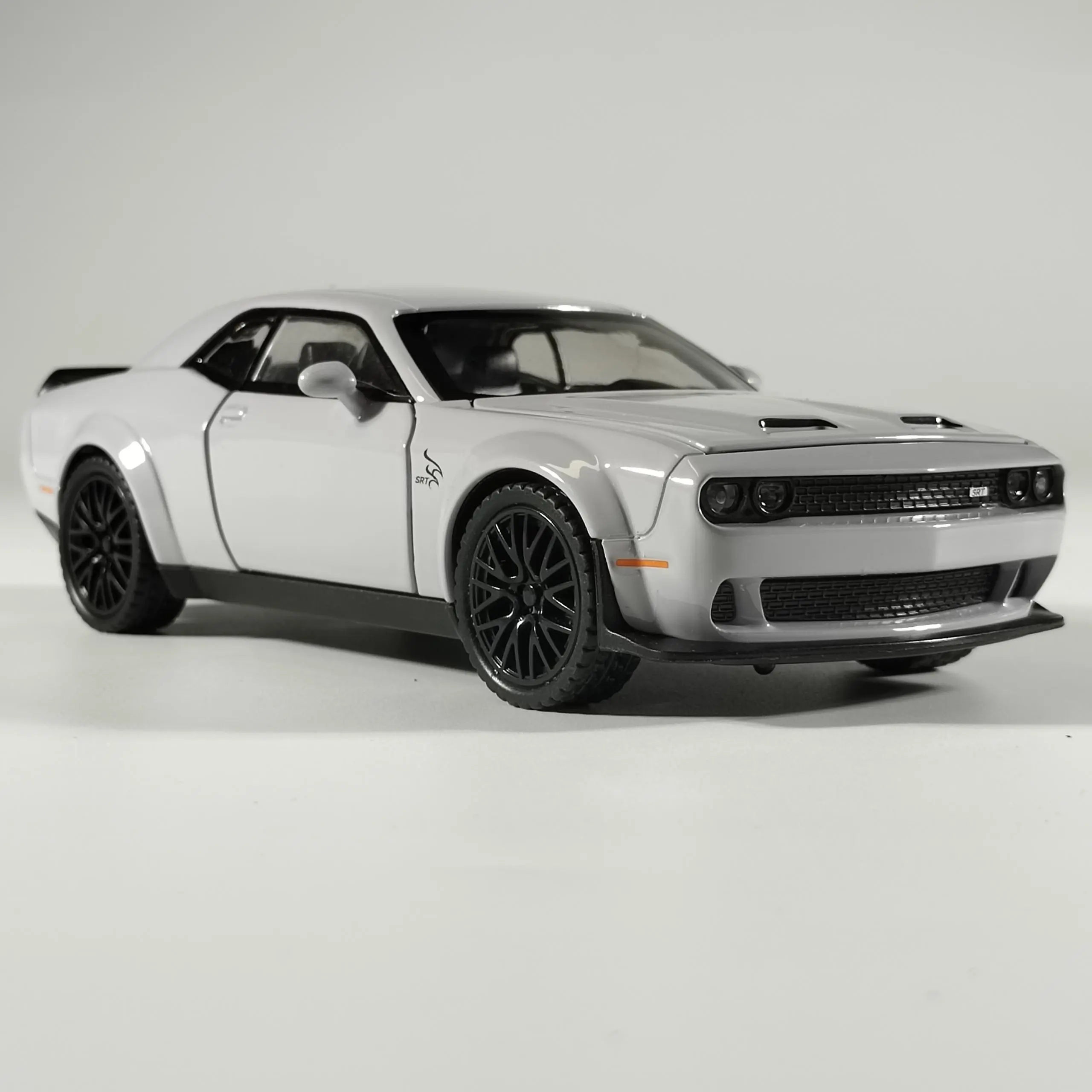 1:32 Dodge Challenger Hellcat Sports Car Alloy Diecast Model Car Children's Toy Car Series Collection Hobbies Ornament Birthday