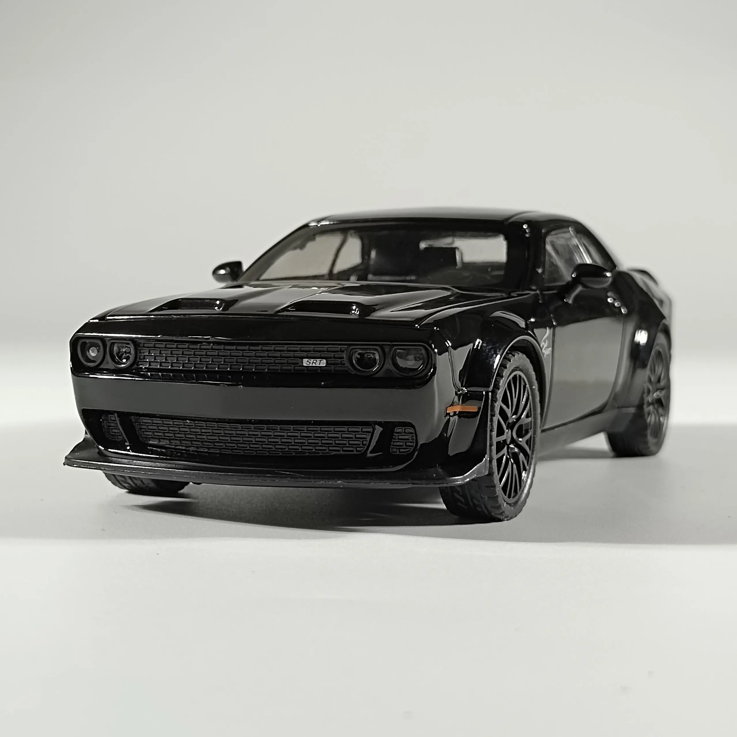 1:32 Dodge Challenger Hellcat Sports Car Alloy Diecast Model Car Children's Toy Car Series Collection Hobbies Ornament Birthday