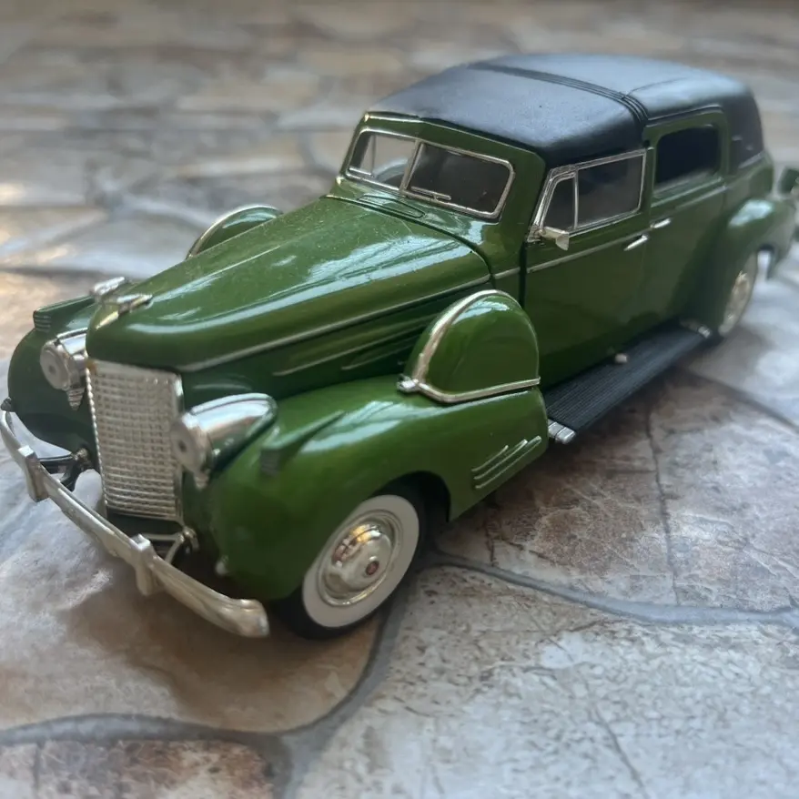 1:32 Cadillac 1938 Classic Vintage Car Alloy Model Ornament Vintage Car Alloy Miniature Car Diecast Metal Children Toy Car Gift