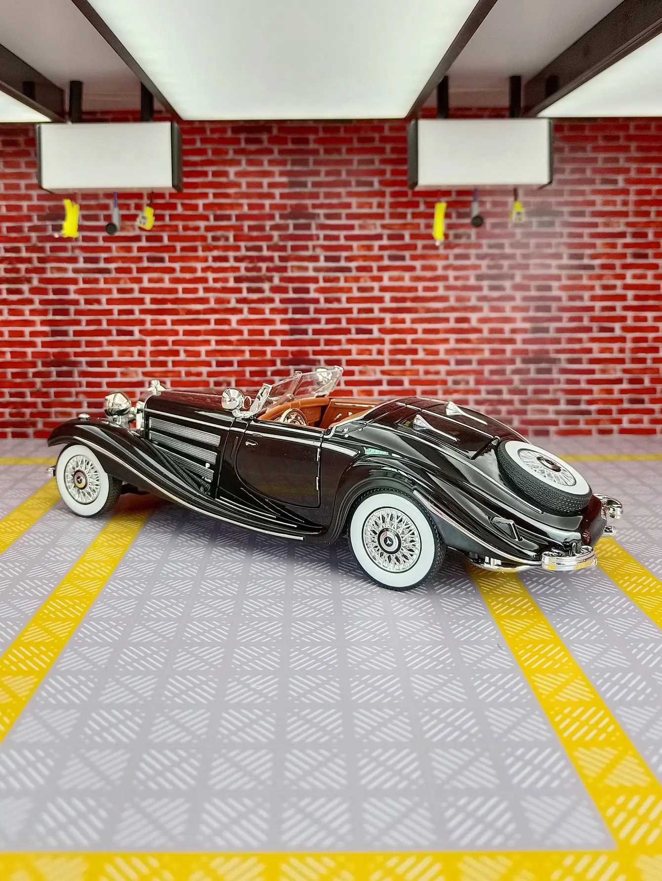 1:24 Mercedes Benz 500K 1936 Classic Car Alloy Car Model Sound and Light Pull Back Children's Toy Collectibles Birthday gift