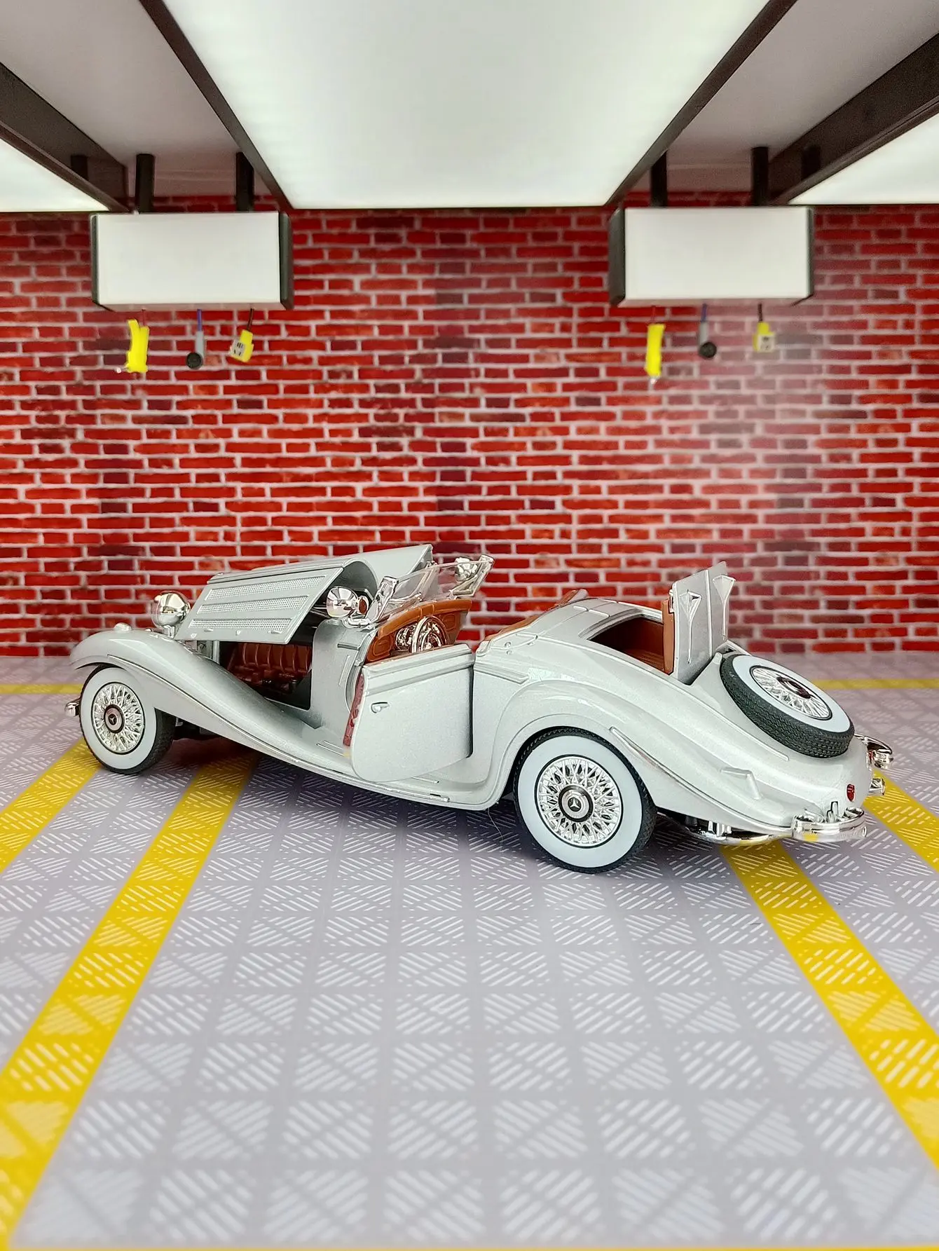 1:24 Mercedes Benz 500K 1936 Classic Car Alloy Car Model Sound and Light Pull Back Children's Toy Collectibles Birthday gift