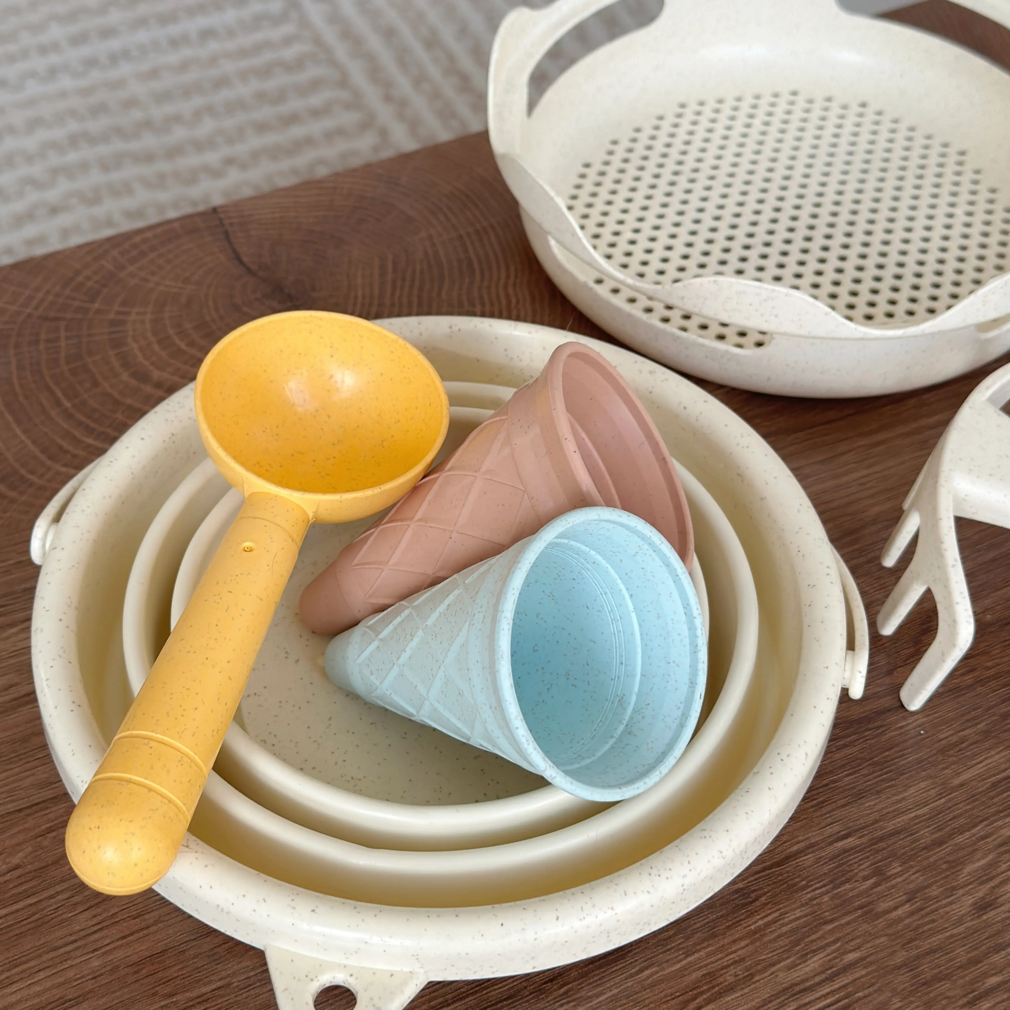 Beach Toys Collapsible Bucket Collapsible Carrying Bucket Sand Bucket 7-in-1 Toys, Shovel Rake Ice Cream Toys Kids Beach Toy