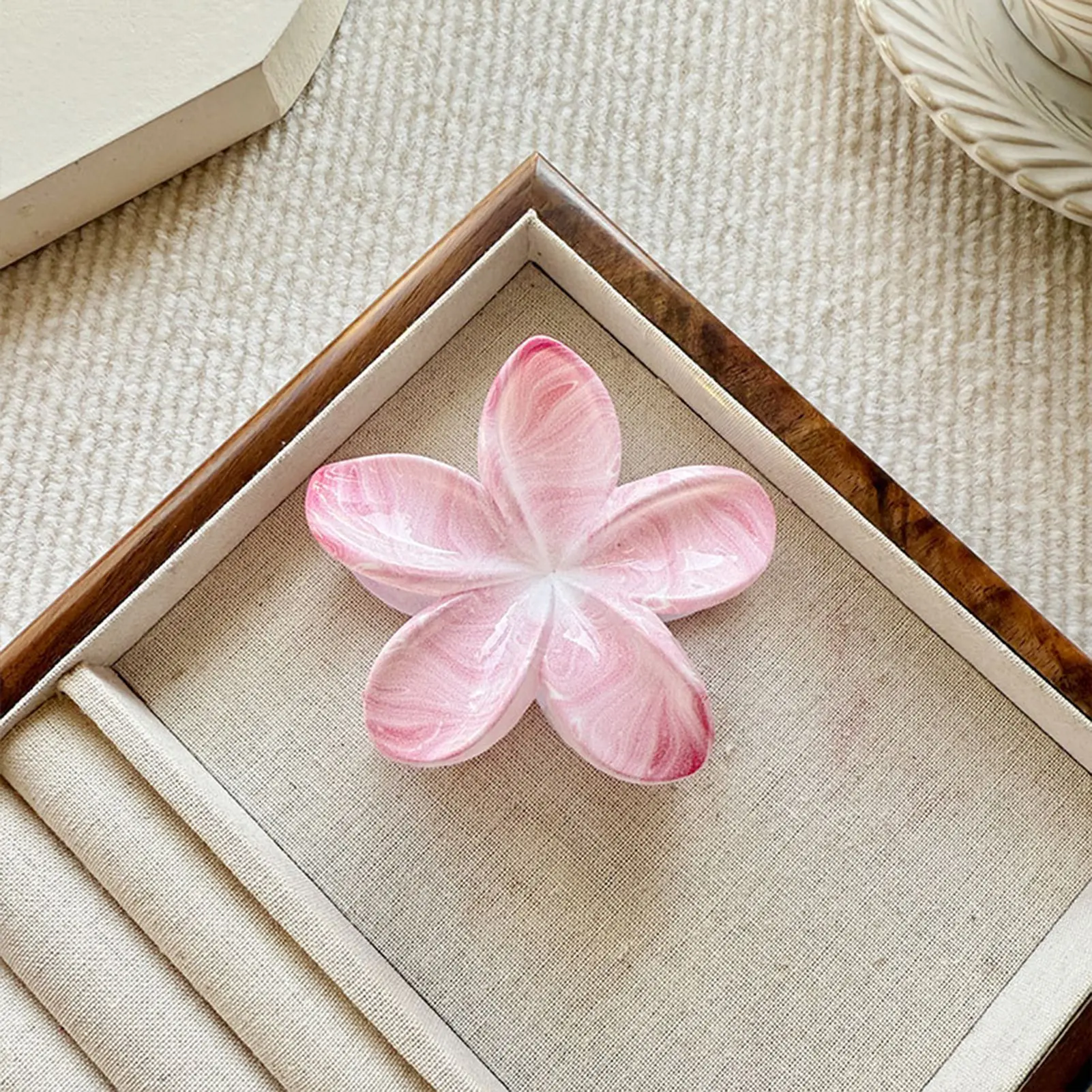 8cm Hawaii Flower Hair Claws For Women Fashionable Frangipani Shark Gripper Clip Bright Flower Hairpin Girls Hair Accessories
