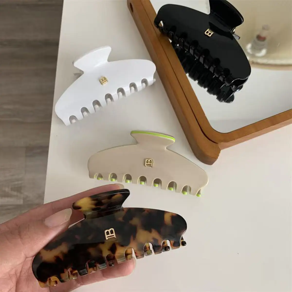 1pc Korean letter B arc grab clip high texture acetate hair clip sweet and versatile hair shark clip hair accessories