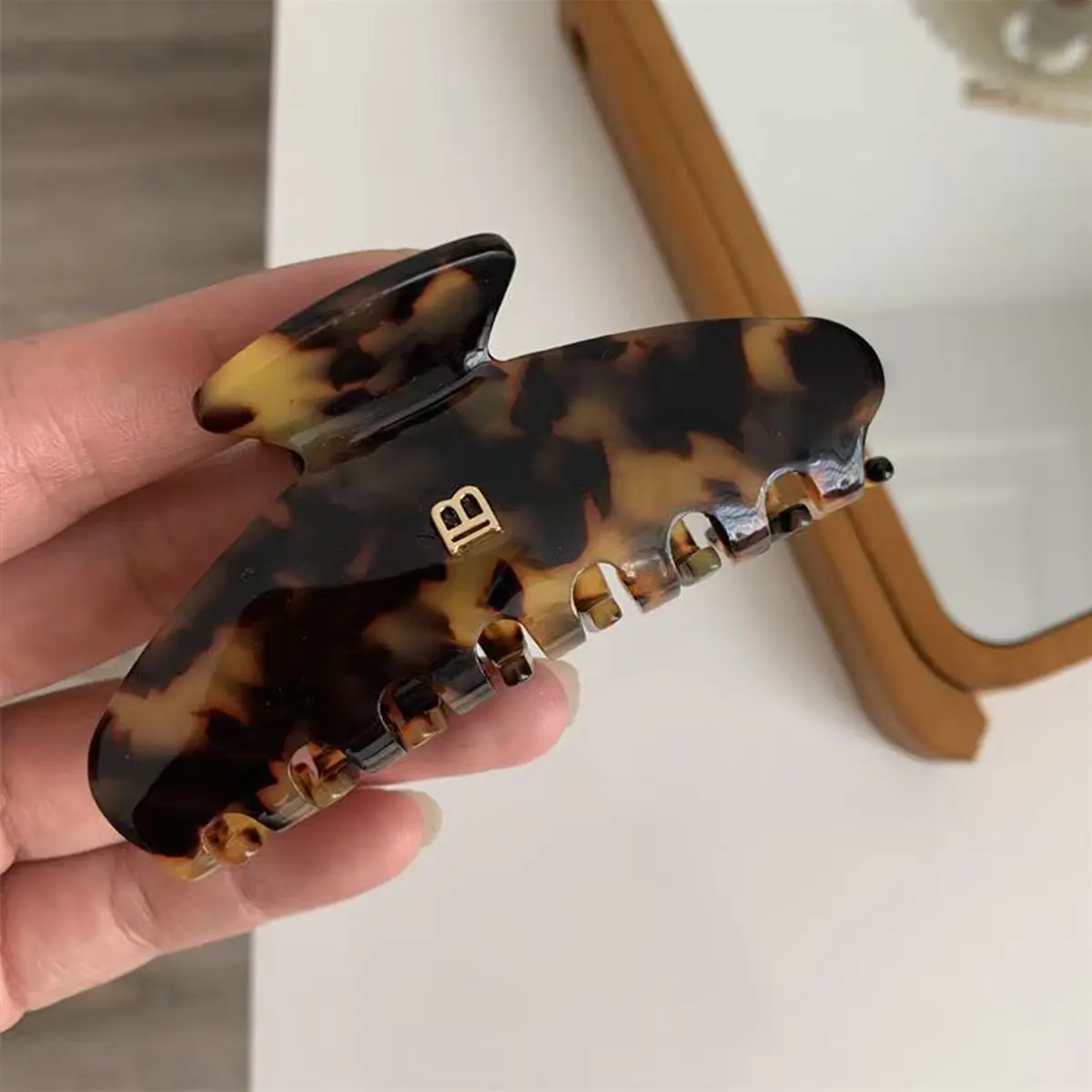 1pc Korean letter B arc grab clip high texture acetate hair clip sweet and versatile hair shark clip hair accessories