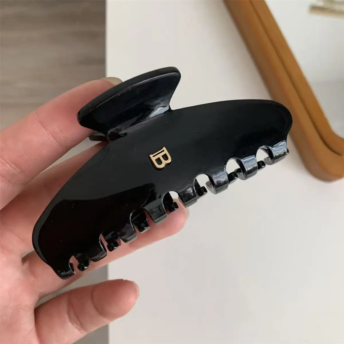 1pc Korean letter B arc grab clip high texture acetate hair clip sweet and versatile hair shark clip hair accessories