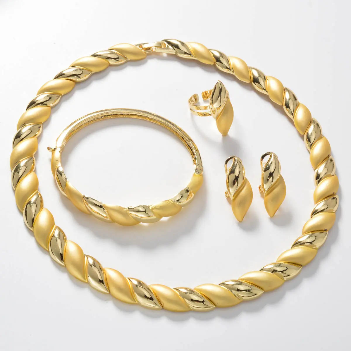 Luxury Dubai Jewelry Woman Jewelry Set Necklace/Ring/Earrings/Bracelet Set Necklace for Girls Stylish Accessories Party Jewelry