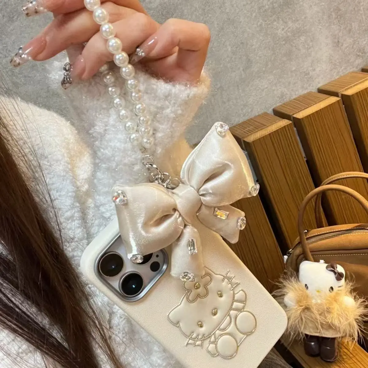 The Hello Kitty phone case with a bow chain is suitable for the Apple 16 15 14 13 pro max