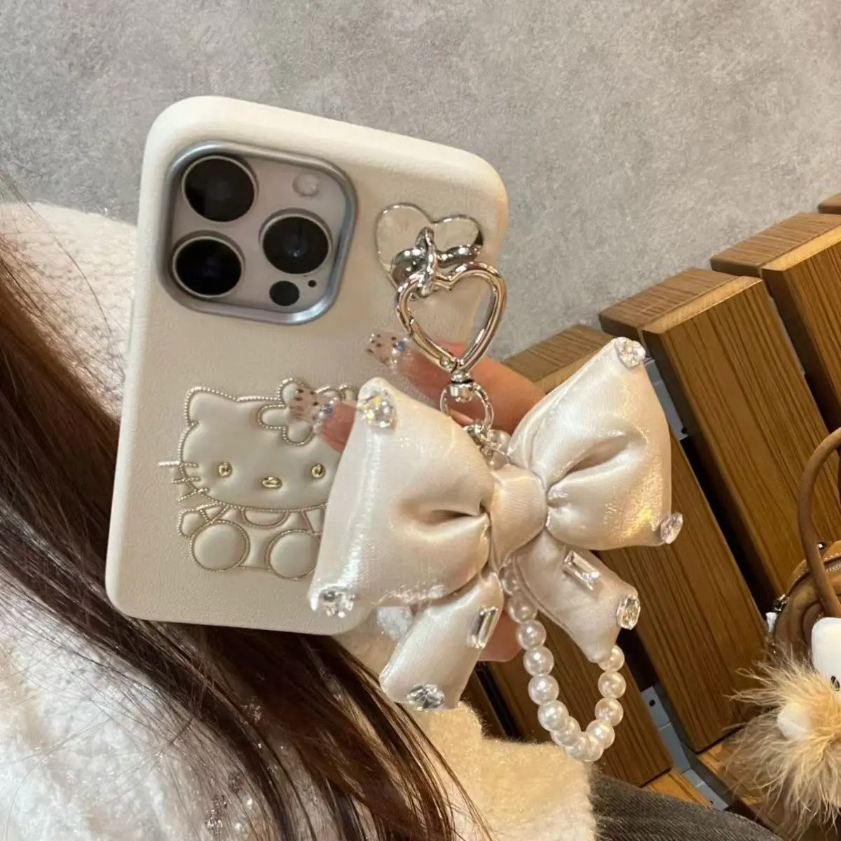 The Hello Kitty phone case with a bow chain is suitable for the Apple 16 15 14 13 pro max