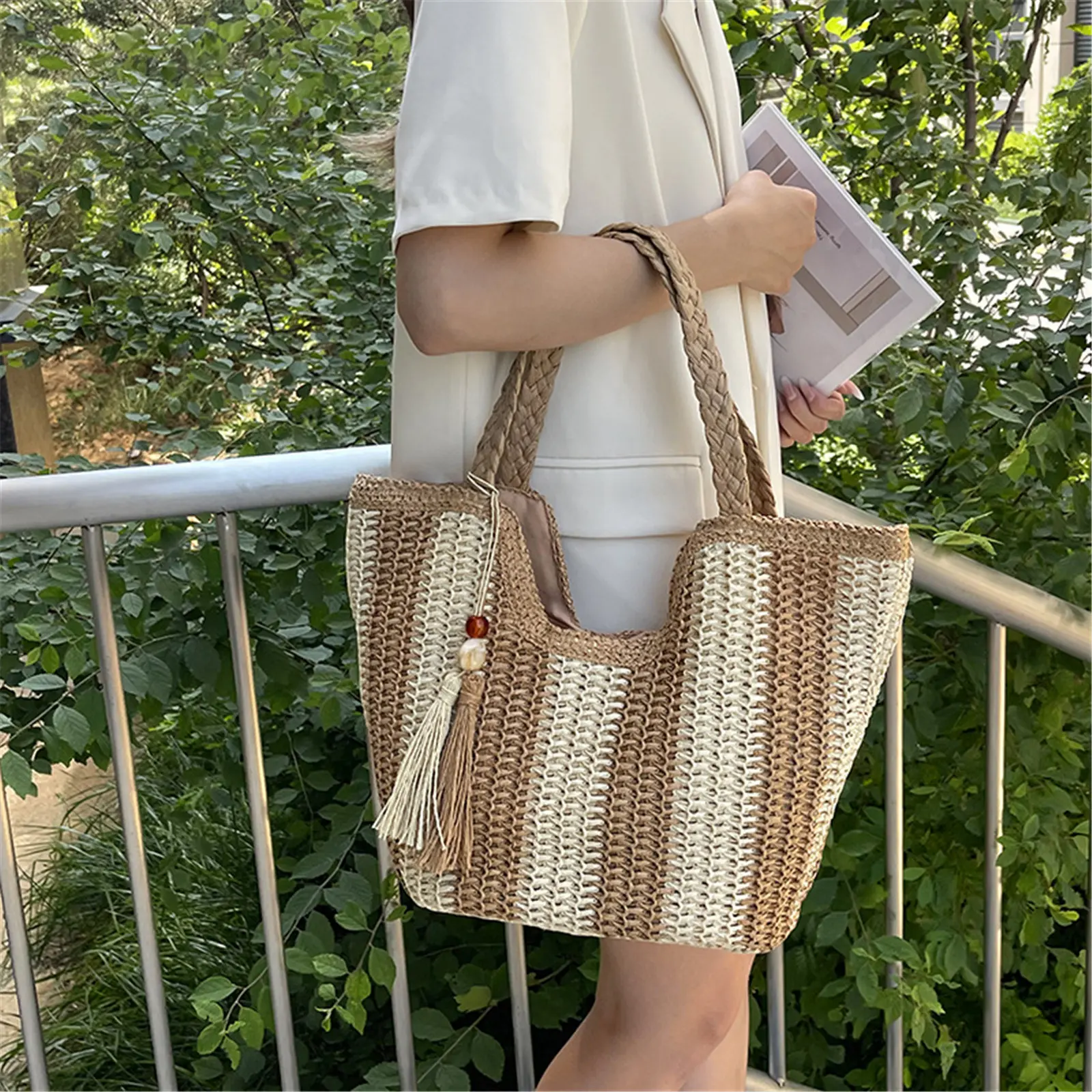 Striped Straw Beach Bag Vintage Handmade Woven Shoulder Bag Raffia Rattan Bag Bohemian Summer Travel Shoulder Bag Large Capacity