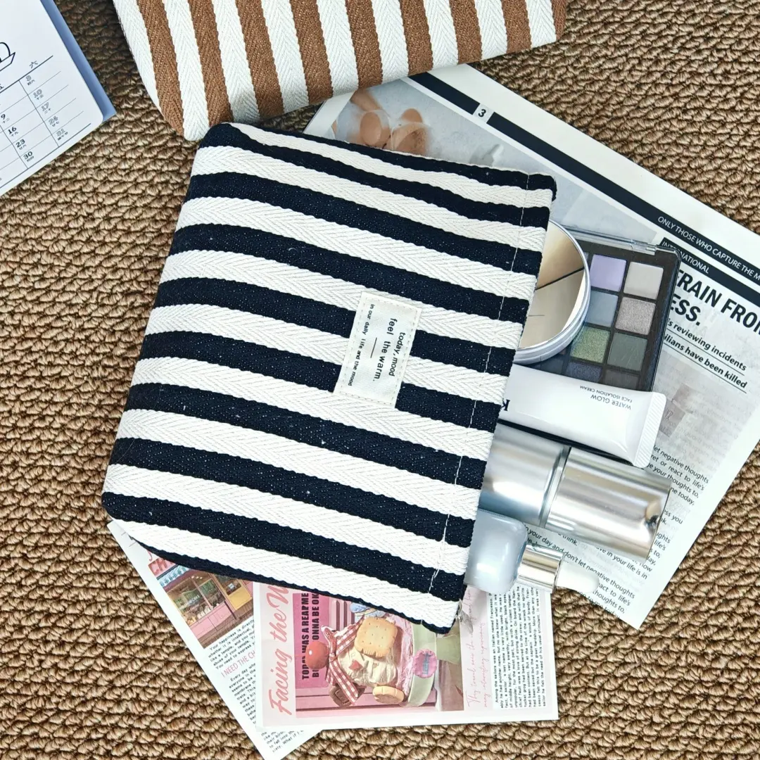 Striped fabric beauty bag makeup bag with zipper, travel-friendly, neutral wash bag, storage bag, simple and elegant makeup bag