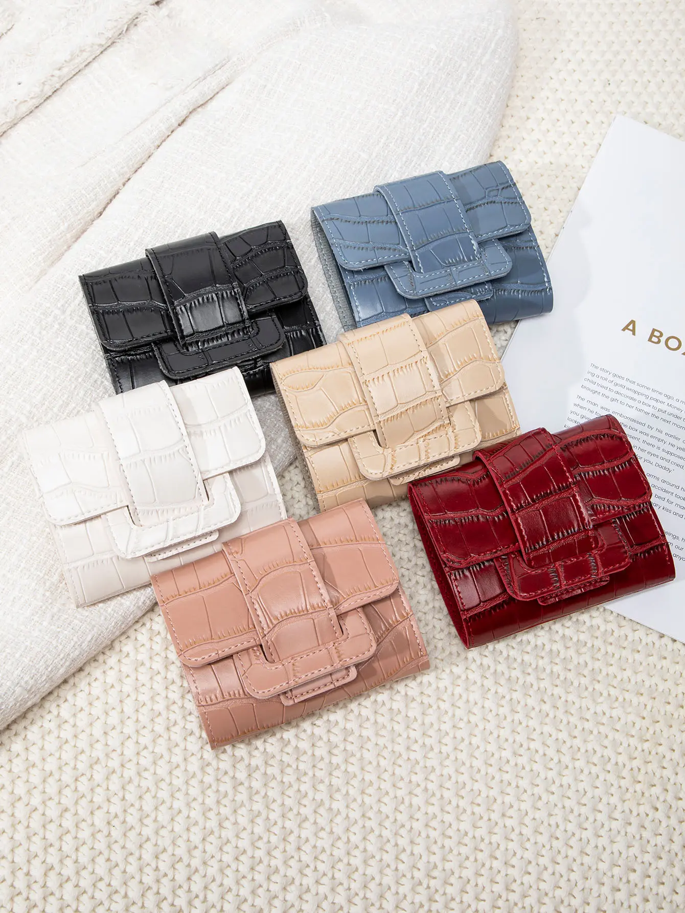 Women's solid color mini crocodile pattern PU leather wallet simple and lightweight small wallet short credit card holder
