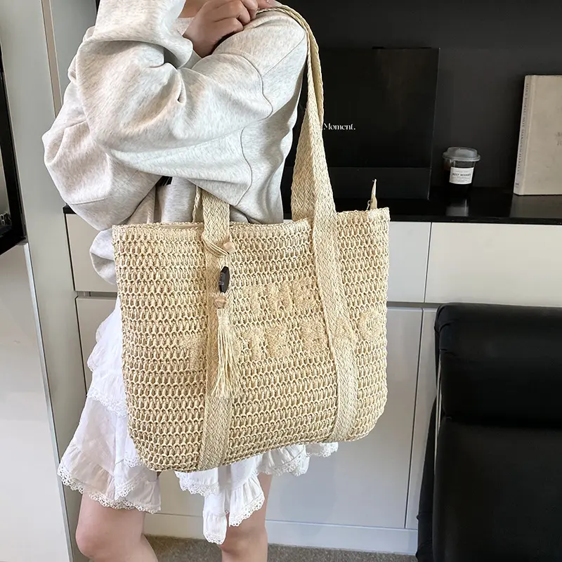 Straw woven bag, women's new versatile large capacity commuting tote bag, fashionable and stylish vacation bag