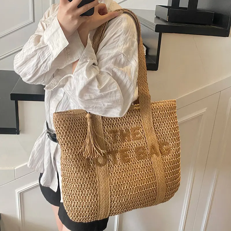 Straw woven bag, women's new versatile large capacity commuting tote bag, fashionable and stylish vacation bag