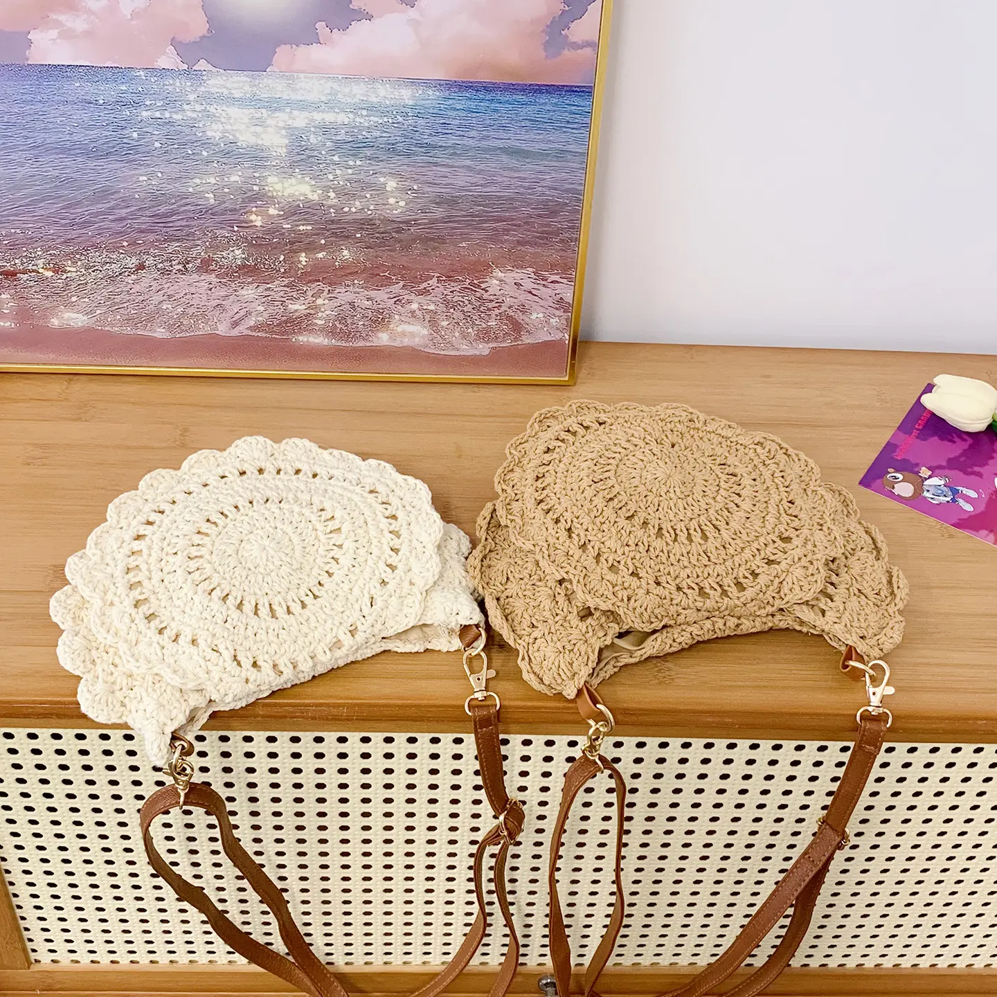 Large-capacity woven straw single-shoulder tote bag for commuting. It's versatile and perfect for seaside beach vacations.